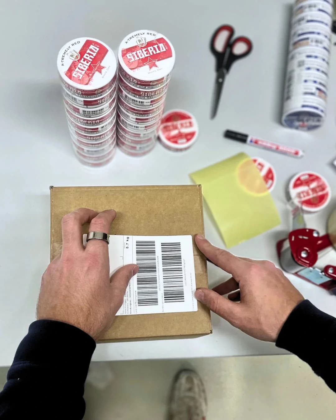 Ein Paket wird für den Versand per DHL gepackt